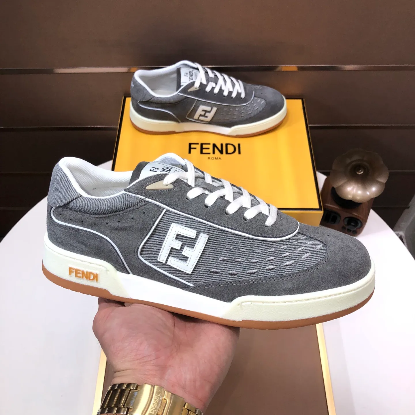 Men's men's shoes 💰600💰 Fendi 2023 latest couple model 🔥 Many 💑 stars have the same style FD match Original one-to-one replica Designer Kim Jones's first sneaker fendi match and Donkey brand Trainer basketball sneakers Material: Original silk leather Lining: Breathable mesh Packaging: Original 1:1 matching high-end packaging Size: Female 35-40 Male 38-44 (45 46. Custom-made (no return or exchange)